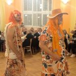 Video: Rockový mazec, rudý koberec a hasiči v róbách. Klisinečtí předvedli v Hrazánkách divokou módní přehlídku