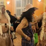 Video: Rockový mazec, rudý koberec a hasiči v róbách. Klisinečtí předvedli v Hrazánkách divokou módní přehlídku