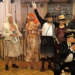 Video: Rockový mazec, rudý koberec a hasiči v róbách. Klisinečtí předvedli v Hrazánkách divokou módní přehlídku