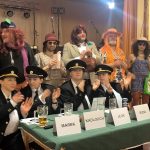 Video: Rockový mazec, rudý koberec a hasiči v róbách. Klisinečtí předvedli v Hrazánkách divokou módní přehlídku