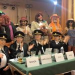 Video: Rockový mazec, rudý koberec a hasiči v róbách. Klisinečtí předvedli v Hrazánkách divokou módní přehlídku