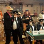 Video: Rockový mazec, rudý koberec a hasiči v róbách. Klisinečtí předvedli v Hrazánkách divokou módní přehlídku