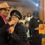 Video: Rockový mazec, rudý koberec a hasiči v róbách. Klisinečtí předvedli v Hrazánkách divokou módní přehlídku