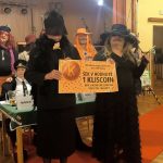 Video: Rockový mazec, rudý koberec a hasiči v róbách. Klisinečtí předvedli v Hrazánkách divokou módní přehlídku