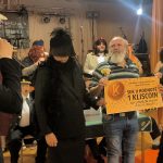 Video: Rockový mazec, rudý koberec a hasiči v róbách. Klisinečtí předvedli v Hrazánkách divokou módní přehlídku