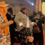 Video: Rockový mazec, rudý koberec a hasiči v róbách. Klisinečtí předvedli v Hrazánkách divokou módní přehlídku