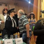 Video: Rockový mazec, rudý koberec a hasiči v róbách. Klisinečtí předvedli v Hrazánkách divokou módní přehlídku