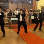 Video: Rockový mazec, rudý koberec a hasiči v róbách. Klisinečtí předvedli v Hrazánkách divokou módní přehlídku