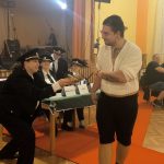 Video: Rockový mazec, rudý koberec a hasiči v róbách. Klisinečtí předvedli v Hrazánkách divokou módní přehlídku