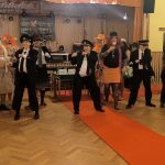 Video: Rockový mazec, rudý koberec a hasiči v róbách. Klisinečtí předvedli v Hrazánkách divokou módní přehlídku