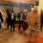 Video: Rockový mazec, rudý koberec a hasiči v róbách. Klisinečtí předvedli v Hrazánkách divokou módní přehlídku