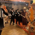 Video: Rockový mazec, rudý koberec a hasiči v róbách. Klisinečtí předvedli v Hrazánkách divokou módní přehlídku