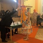 Video: Rockový mazec, rudý koberec a hasiči v róbách. Klisinečtí předvedli v Hrazánkách divokou módní přehlídku