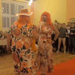 Video: Rockový mazec, rudý koberec a hasiči v róbách. Klisinečtí předvedli v Hrazánkách divokou módní přehlídku