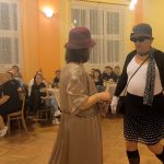 Video: Rockový mazec, rudý koberec a hasiči v róbách. Klisinečtí předvedli v Hrazánkách divokou módní přehlídku