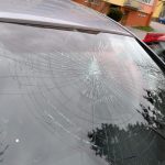 VIDEO: Muž pod vlivem pervitinu v Krumlově napadl několik lidí. Ničil i auta