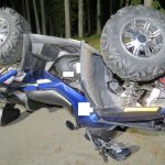 Drama na Krumlovsku: Čtyřkolka zavalila na lesní cestě řidiče, pomoc mu volal svědek