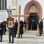 Řehtání, klapání, nebo hrkání? Zvyky a obřady se mění, tajemství zůstává