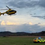 Vrtulník letěl pro dva lidi s infarktem. Nepodceňujte bolest na hrudi, vzkazují záchranáři