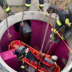 Na staveništi D3 u Kaplice spadl dělník do jímky. Ze zhruba čtyřmetrové hloubky ho vytahoval jeřáb