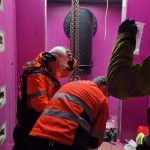 Na staveništi D3 u Kaplice spadl dělník do jímky. Ze zhruba čtyřmetrové hloubky ho vytahoval jeřáb