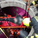 Na staveništi D3 u Kaplice spadl dělník do jímky. Ze zhruba čtyřmetrové hloubky ho vytahoval jeřáb