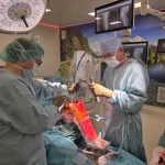 Nemocnice České Budějovice nově provádí oboustranné náhrady kloubů. Využívá asistence robota