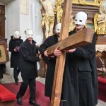 Řehtání, klapání, nebo hrkání? Zvyky a obřady se mění, tajemství zůstává