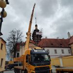 Tohle se vidí jednou za život, říkali lidé v Borovanech. Obří jeřáb zvedl jedenáctitunovou dřevěnou věž kostela