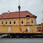 Tohle se vidí jednou za život, říkali lidé v Borovanech. Obří jeřáb zvedl jedenáctitunovou dřevěnou věž kostela