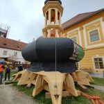 Tohle se vidí jednou za život, říkali lidé v Borovanech. Obří jeřáb zvedl jedenáctitunovou dřevěnou věž kostela