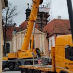 Tohle se vidí jednou za život, říkali lidé v Borovanech. Obří jeřáb zvedl jedenáctitunovou dřevěnou věž kostela