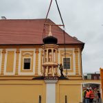 Tohle se vidí jednou za život, říkali lidé v Borovanech. Obří jeřáb zvedl jedenáctitunovou dřevěnou věž kostela