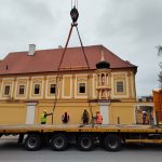 Tohle se vidí jednou za život, říkali lidé v Borovanech. Obří jeřáb zvedl jedenáctitunovou dřevěnou věž kostela