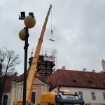 Tohle se vidí jednou za život, říkali lidé v Borovanech. Obří jeřáb zvedl jedenáctitunovou dřevěnou věž kostela