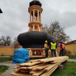 Tohle se vidí jednou za život, říkali lidé v Borovanech. Obří jeřáb zvedl jedenáctitunovou dřevěnou věž kostela