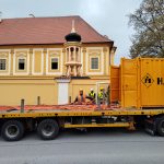 Tohle se vidí jednou za život, říkali lidé v Borovanech. Obří jeřáb zvedl jedenáctitunovou dřevěnou věž kostela