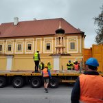 Tohle se vidí jednou za život, říkali lidé v Borovanech. Obří jeřáb zvedl jedenáctitunovou dřevěnou věž kostela