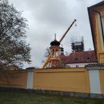 Tohle se vidí jednou za život, říkali lidé v Borovanech. Obří jeřáb zvedl jedenáctitunovou dřevěnou věž kostela