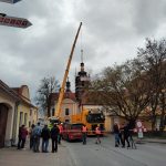 Tohle se vidí jednou za život, říkali lidé v Borovanech. Obří jeřáb zvedl jedenáctitunovou dřevěnou věž kostela