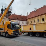 Tohle se vidí jednou za život, říkali lidé v Borovanech. Obří jeřáb zvedl jedenáctitunovou dřevěnou věž kostela