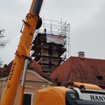 Tohle se vidí jednou za život, říkali lidé v Borovanech. Obří jeřáb zvedl jedenáctitunovou dřevěnou věž kostela