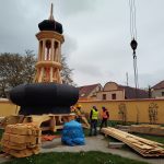 Tohle se vidí jednou za život, říkali lidé v Borovanech. Obří jeřáb zvedl jedenáctitunovou dřevěnou věž kostela
