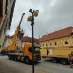 Tohle se vidí jednou za život, říkali lidé v Borovanech. Obří jeřáb zvedl jedenáctitunovou dřevěnou věž kostela