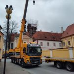 Tohle se vidí jednou za život, říkali lidé v Borovanech. Obří jeřáb zvedl jedenáctitunovou dřevěnou věž kostela