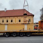 Tohle se vidí jednou za život, říkali lidé v Borovanech. Obří jeřáb zvedl jedenáctitunovou dřevěnou věž kostela