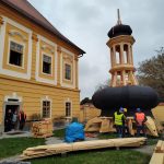 Tohle se vidí jednou za život, říkali lidé v Borovanech. Obří jeřáb zvedl jedenáctitunovou dřevěnou věž kostela