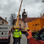 Tohle se vidí jednou za život, říkali lidé v Borovanech. Obří jeřáb zvedl jedenáctitunovou dřevěnou věž kostela