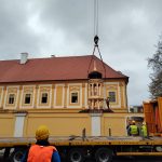 Tohle se vidí jednou za život, říkali lidé v Borovanech. Obří jeřáb zvedl jedenáctitunovou dřevěnou věž kostela