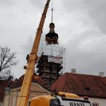 Tohle se vidí jednou za život, říkali lidé v Borovanech. Obří jeřáb zvedl jedenáctitunovou dřevěnou věž kostela